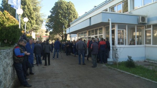 РАДНИЦИ СЛ ИАТ У ТРЕБИЊУ ОБУСТАВИЛИ РАД: Након обећања да неће бити стечаја вратили се на посао РАДНИЦИ СЛ ИАТ У ТРЕБИЊУ ОБУСТАВИЛИ РАД: Након обећања да неће бити стечаја вратили се на посао