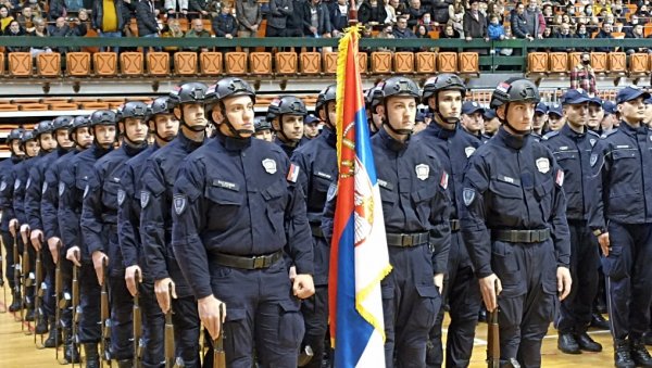 МУП ЈАЧИ ЗА 1.024 ПОЛИЦАЈЦА: У Новом Саду промовисане четири класе Центра за основну полицијску обуку МУП ЈАЧИ ЗА 1.024 ПОЛИЦАЈЦА: У Новом Саду промовисане четири класе Центра за основну полицијску обуку