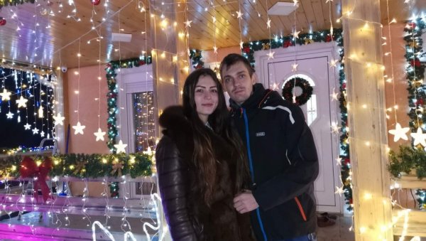 ЧАРОЛИЈА СА 20.000 ЛАМПИЦА: Расвету постављали кад успавају четворо деце и заврше све послове (ФОТО) ЧАРОЛИЈА СА 20.000 ЛАМПИЦА: Расвету постављали кад успавају четворо деце и заврше све послове (ФОТО)