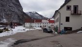КОМИТА ПРЕТУКАО ДИРЕКТОРА ШКОЛЕ! Сметали му дечији пакетићи, па измлатио човека КОМИТА ПРЕТУКАО ДИРЕКТОРА ШКОЛЕ! Сметали му дечији пакетићи, па измлатио човека