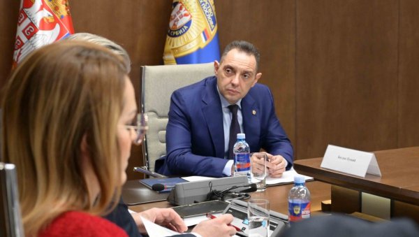 ВУЛИН СА РУКОВОДИОЦИМА УКП-А: Захваљујући вашем раду наша Србија је постала боље и безбедније место за живот ВУЛИН СА РУКОВОДИОЦИМА УКП-А: Захваљујући вашем раду наша Србија је постала боље и безбедније место за живот