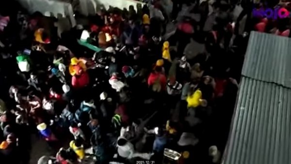 СТАМПЕДО ЗА НОВУ ГОДИНУ КОД СВЕТИЛИШТА У ИНДИЈИ: У метежу страдало најмање 12 људи (ВИДЕО) СТАМПЕДО ЗА НОВУ ГОДИНУ КОД СВЕТИЛИШТА У ИНДИЈИ: У метежу страдало најмање 12 људи (ВИДЕО)