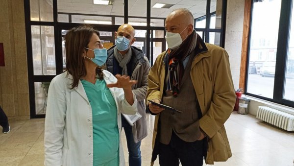 ЛЕПЕ ВЕСТИ НА ПОЧЕТКУ ГОДИНЕ: 300.000 динара од Града за бебу рођену у првим тренуцима 2022. године (ФОТО) ЛЕПЕ ВЕСТИ НА ПОЧЕТКУ ГОДИНЕ: 300.000 динара од Града за бебу рођену у првим тренуцима 2022. године (ФОТО)