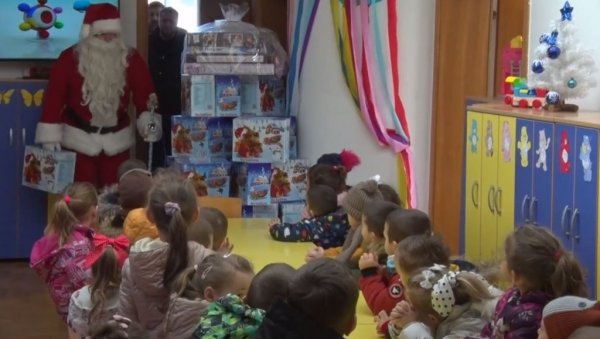 ПАКЕТИЋИ ОБРАДОВАЛИ МАЛИШАНЕ: Деца из Прилужја код Вучитрна добила поклоне од председника Вучића (ВИДЕО) ПАКЕТИЋИ ОБРАДОВАЛИ МАЛИШАНЕ: Деца из Прилужја код Вучитрна добила поклоне од председника Вучића (ВИДЕО)