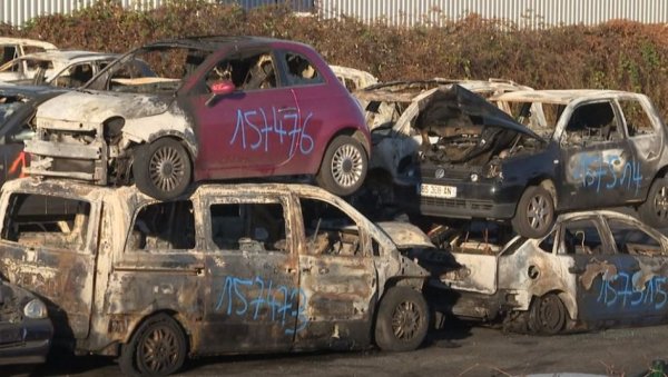 БИЗАРНА НОВОГОДИШЊА ТРАДИЦИЈА СЕ НАСТАВЉА: У Француској запаљено више од 800 аутомобила током најлуђе ноћи (ВИДЕО) БИЗАРНА НОВОГОДИШЊА ТРАДИЦИЈА СЕ НАСТАВЉА: У Француској запаљено више од 800 аутомобила током најлуђе ноћи (ВИДЕО)