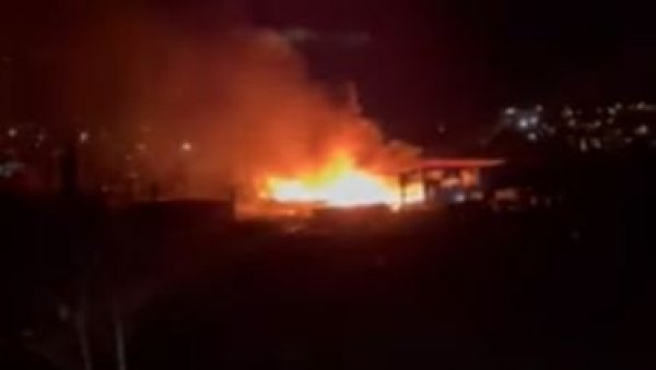 ВЕЛИКИ ПОЖАР У ПОДГОРИЦИ: Гори хангар фабрике Радоје Дакић, ветар отежава гашење (ВИДЕО) ВЕЛИКИ ПОЖАР У ПОДГОРИЦИ: Гори хангар фабрике Радоје Дакић, ветар отежава гашење (ВИДЕО)