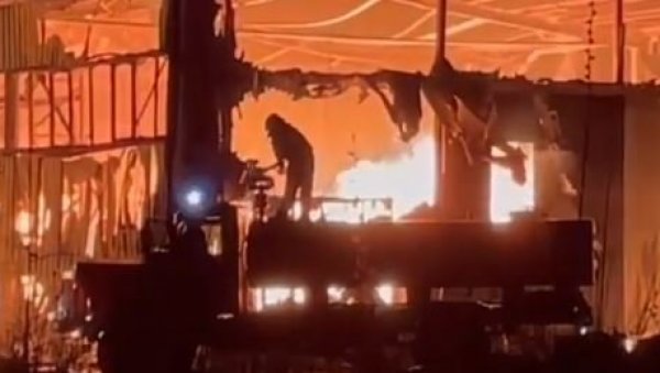 УГАШЕН ВЕЛИКИ ПОЖАР У ПОДГОРИЦИ: Горео хангар фабрике Радоје Дакић, јак ветар отежавао гашење (ВИДЕО) УГАШЕН ВЕЛИКИ ПОЖАР У ПОДГОРИЦИ: Горео хангар фабрике Радоје Дакић, јак ветар отежавао гашење (ВИДЕО)