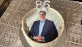 СТАРИНА ЦЕНИ ДЕЛА: Градоначелник Шапца обрадовао суграђанина за рођендан (ФОТО) СТАРИНА ЦЕНИ ДЕЛА: Градоначелник Шапца обрадовао суграђанина за рођендан (ФОТО)