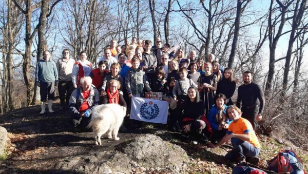 УЖИВАЛИ У УСПОНУ НА ЈУХОР: Параћински Планинарски клуб „Јаворак“ данас организовао прву акцију у јануару УЖИВАЛИ У УСПОНУ НА ЈУХОР: Параћински Планинарски клуб „Јаворак“ данас организовао прву акцију у јануару