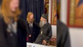 PRELEPA SCENA: Dečica vezala patrijarha Porfirija, on im udelio poklone (VIDEO) PRELEPA SCENA: Dečica vezala patrijarha Porfirija, on im udelio poklone (VIDEO)