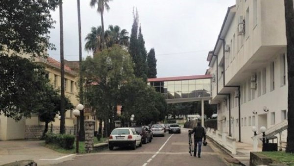 ОД ПОВЕЋАЊА ПЛАТА ДО КЉУЧА У БРАВУ? Алармантна финансијска ситуација у болници Мељине ОД ПОВЕЋАЊА ПЛАТА ДО КЉУЧА У БРАВУ? Алармантна финансијска ситуација у болници Мељине