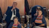 СРПКИЊА ЈЕ МЕНЕ МАЈКА РОДИЛА: Додик са мајком запевао чувену песму (ВИДЕО) СРПКИЊА ЈЕ МЕНЕ МАЈКА РОДИЛА: Додик са мајком запевао чувену песму (ВИДЕО)