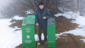 ПРОВЕРАВА КОТЕ: Душан Михајловић на Повлену контролише знакове и путоказе ПРОВЕРАВА КОТЕ: Душан Михајловић на Повлену контролише знакове и путоказе