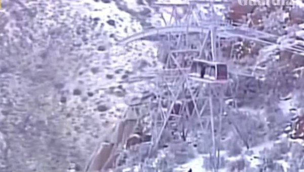 ЗАРОБЉЕНИ ПРЕКО НОЋИ У ЗАЛЕЂЕНОЈ ГОНДОЛИ: Драматична акција спасавања 21 особе у планинама Сандија (ВИДЕО) ЗАРОБЉЕНИ ПРЕКО НОЋИ У ЗАЛЕЂЕНОЈ ГОНДОЛИ: Драматична акција спасавања 21 особе у планинама Сандија (ВИДЕО)