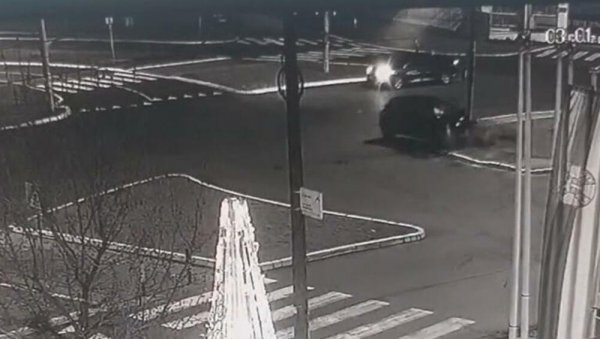 ВОЗАЧ ПОТПУНО ИЗГУБИО КОНТРОЛУ: Погледајте како се аутомобил закуцао у бандеру на Дедињу (ФОТО) ВОЗАЧ ПОТПУНО ИЗГУБИО КОНТРОЛУ: Погледајте како се аутомобил закуцао у бандеру на Дедињу (ФОТО)