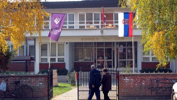 ЦЕНТРАЛА НА КРОВУ: Вредна донација за Економску школу у Пироту ЦЕНТРАЛА НА КРОВУ: Вредна донација за Економску школу у Пироту