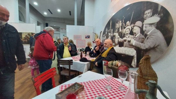 МЕРАК МИ ЈЕ: Изложба са темом фрагмената из кафане у Зрењанинском музеју (ФОТО) МЕРАК МИ ЈЕ: Изложба са темом фрагмената из кафане у Зрењанинском музеју (ФОТО)