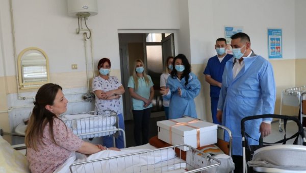НОВЧАНИ ИЗНОСИ И БЕБИ ПАКЕТИ ЗА НОВОРОЂЕНЧАД: Канцеларија за КиМ даровала малишане рођене у Новој години (ФОТО) НОВЧАНИ ИЗНОСИ И БЕБИ ПАКЕТИ ЗА НОВОРОЂЕНЧАД: Канцеларија за КиМ даровала малишане рођене у Новој години (ФОТО)