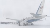 MEĆAVA ZAROBILA BAJDENA U AVIONU: Predsednik SAD čekao pola sata da izađe iz letelice (FOTO)