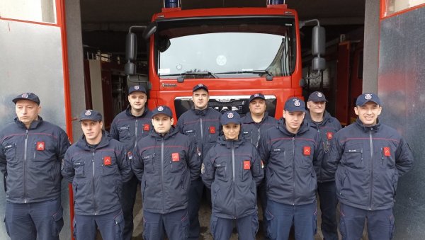 ХРАБРОСТ ПОД ЖУТИМ ШЛЕМОМ: Данијела Сантрач (30), прва жена ватрогасац у историји новосадске Ватрогасно- спасилачке бригаде ХРАБРОСТ ПОД ЖУТИМ ШЛЕМОМ: Данијела Сантрач (30), прва жена ватрогасац у историји новосадске Ватрогасно- спасилачке бригаде