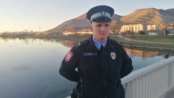 ОСУЈЕТИО СКОК У РЕКУ: Полицајац из Требиња у новогодишњој ноћи спасао хрватску држављанку из Осијека ОСУЈЕТИО СКОК У РЕКУ: Полицајац из Требиња у новогодишњој ноћи спасао хрватску држављанку из Осијека