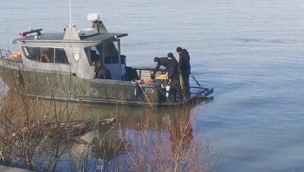 ЖАНДАРМЕРИЈА ПРЕТРАЖУЈЕ АДУ ХУЈУ: Потрага за аутомобилом који је упао у воду (ВИДЕО) ЖАНДАРМЕРИЈА ПРЕТРАЖУЈЕ АДУ ХУЈУ: Потрага за аутомобилом који је упао у воду (ВИДЕО)