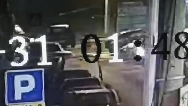 ПОЈАВИО СЕ НОВИ СНИМАК: Нестали Сплићанин истрчава из клуба (ФОТО/ВИДЕО) ПОЈАВИО СЕ НОВИ СНИМАК: Нестали Сплићанин истрчава из клуба (ФОТО/ВИДЕО)