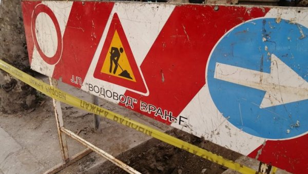 ХАВАРИЈА У ВРАЊУ: Оштећена водоводна цев, три градске улице без воде, издато упозорење грађанима ХАВАРИЈА У ВРАЊУ: Оштећена водоводна цев, три градске улице без воде, издато упозорење грађанима
