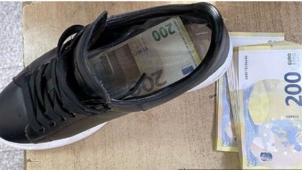 У ПАТИКАМА КРИЛИ СКОРО 100.000 ЕВРА: Заплена новца на граничним прелазима током празника (ФОТО) У ПАТИКАМА КРИЛИ СКОРО 100.000 ЕВРА: Заплена новца на граничним прелазима током празника (ФОТО)