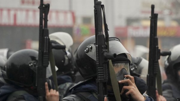 ПОТПУНИ ХАОС НА УЛИЦАМА КАЗАХСТАНА: Полиција употребила сузавац и шок бомбе, председник прихватио оставку владе (ФОТО) ПОТПУНИ ХАОС НА УЛИЦАМА КАЗАХСТАНА: Полиција употребила сузавац и шок бомбе, председник прихватио оставку владе (ФОТО)