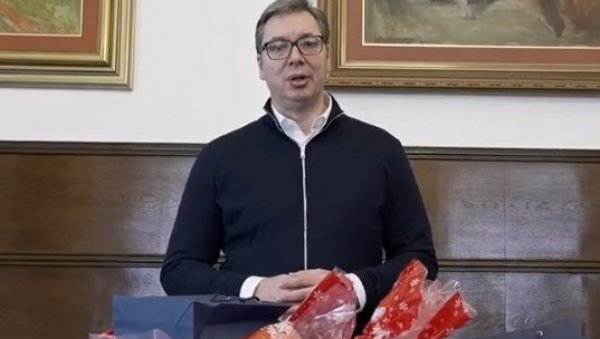 РАДУЈЕМ СЕ СУСРЕТУ СА СРПСКОМ ДЕЦОМ СА БАНИЈЕ И КОРДУНА: Председник објавио снимак и честитао Божић, пакетићи спремни (ВИДЕО) РАДУЈЕМ СЕ СУСРЕТУ СА СРПСКОМ ДЕЦОМ СА БАНИЈЕ И КОРДУНА: Председник објавио снимак и честитао Божић, пакетићи спремни (ВИДЕО)