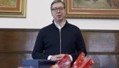 РАДУЈЕМ СЕ СУСРЕТУ СА СРПСКОМ ДЕЦОМ СА БАНИЈЕ И КОРДУНА: Председник објавио снимак и честитао Божић, пакетићи спремни (ВИДЕО)