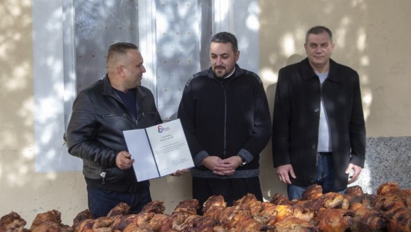 ПОКЛОН ОД СРЦА ЉУДИНЕ ИЗ НЕВЕСИЊА: Милан Зуровац ове године поделио печенице породицима у Требиња ПОКЛОН ОД СРЦА ЉУДИНЕ ИЗ НЕВЕСИЊА: Милан Зуровац ове године поделио печенице породицима у Требиња