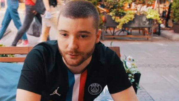 РЕПЕРУ НУМЕРУ ОДРЕЂЕН ПРИТВОР: Урош Радивојевић осумњичен за насиље у породици РЕПЕРУ НУМЕРУ ОДРЕЂЕН ПРИТВОР: Урош Радивојевић осумњичен за насиље у породици