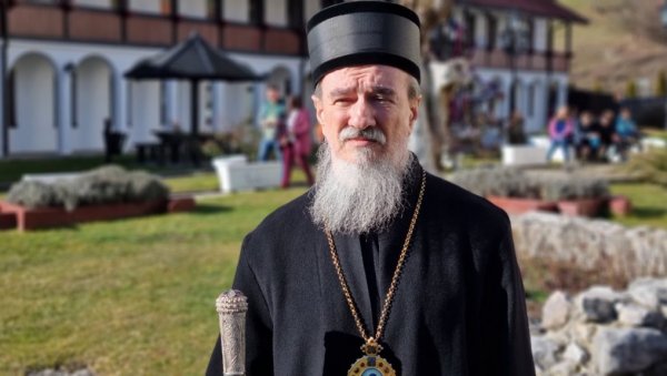 ВЛАДИКА АТАНАСИЈЕ: Божић се даје човечанству као пут спасења ВЛАДИКА АТАНАСИЈЕ: Божић се даје човечанству као пут спасења
