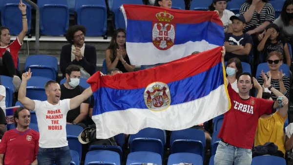 КРЕНУО ДА ОСЛОБОДИ ЂОКОВИЋА: Аустралија не може да верује шта овај Србин ради на аеродрому (ФОТО) КРЕНУО ДА ОСЛОБОДИ ЂОКОВИЋА: Аустралија не може да верује шта овај Србин ради на аеродрому (ФОТО)