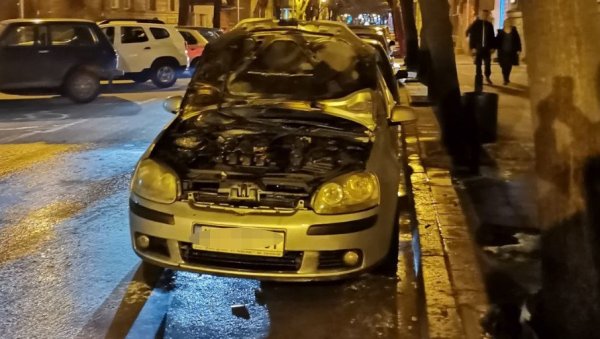 ЗАПАЛИО СЕ АУТО ИСПРЕД ПОЛИЦИЈСКЕ УПРАВЕ НИШ: Ватра планула испод хаубе голфа, ауто припада службеници ПУ Ниш ЗАПАЛИО СЕ АУТО ИСПРЕД ПОЛИЦИЈСКЕ УПРАВЕ НИШ: Ватра планула испод хаубе голфа, ауто припада службеници ПУ Ниш