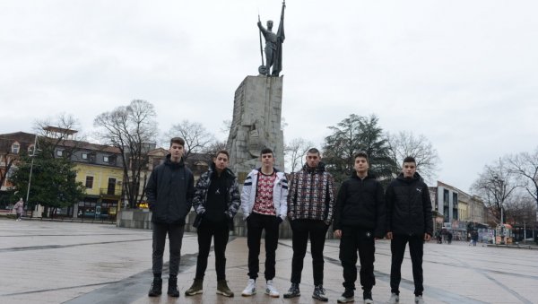 ХРАБРОСТ НОСЕ У СРЦУ, А ИЗ КУЋЕ ПЛЕМЕНИТОСТ: Поново окупљени, краљевачки тинејџери сабирали утиске о свом подвигу на Ибру ХРАБРОСТ НОСЕ У СРЦУ, А ИЗ КУЋЕ ПЛЕМЕНИТОСТ: Поново окупљени, краљевачки тинејџери сабирали утиске о свом подвигу на Ибру