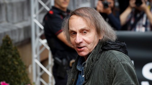 ФРАНЦУСКУ ЧЕКАЈУ СУКОБИ ХРИШЋАНА И МУСЛИМАНА Уелбек: Бели Французи ће се наоружати и пружити отпор ФРАНЦУСКУ ЧЕКАЈУ СУКОБИ ХРИШЋАНА И МУСЛИМАНА Уелбек: Бели Французи ће се наоружати и пружити отпор