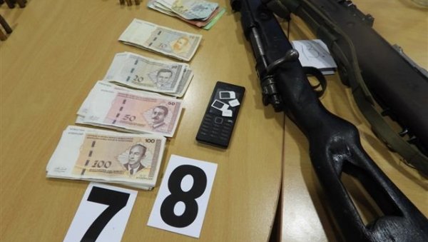 ЗАПЛЕЊЕН ЧИТАВ АРСЕНАЛ ОРУЖЈА: Гранична полиција у акцији, пронашли бомбе, пиштоље и муницију (ФОТО) ЗАПЛЕЊЕН ЧИТАВ АРСЕНАЛ ОРУЖЈА: Гранична полиција у акцији, пронашли бомбе, пиштоље и муницију (ФОТО)