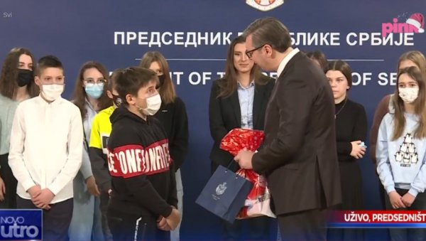 БАДЊИ ДАН У ПРЕДСЕДНИШТВУ: Вучић унео бадњак, деци из Хрватске поручио да у Србији имају дом (ВИДЕО) БАДЊИ ДАН У ПРЕДСЕДНИШТВУ: Вучић унео бадњак, деци из Хрватске поручио да у Србији имају дом (ВИДЕО)