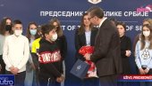 БАДЊИ ДАН У ПРЕДСЕДНИШТВУ: Вучић унео бадњак,  деци из Хрватске поручио да у Србији имају дом (ВИДЕО)