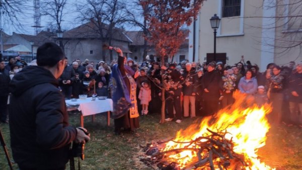 БАДЊАК У ЗРЕЊАНИНУ: Свечаности у порти Успенског храма и у храму Вазнесења Господњег (ВИДЕО) БАДЊАК У ЗРЕЊАНИНУ: Свечаности у порти Успенског храма и у храму Вазнесења Господњег (ВИДЕО)