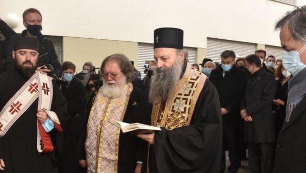 ПАТРИЈАРХ ПОРФИРИЈЕ ПОРУЧИО: Нека нам Божић свима да мира, одсуство страха и храброст да загрлимо једни друге ПАТРИЈАРХ ПОРФИРИЈЕ ПОРУЧИО: Нека нам Божић свима да мира, одсуство страха и храброст да загрлимо једни друге
