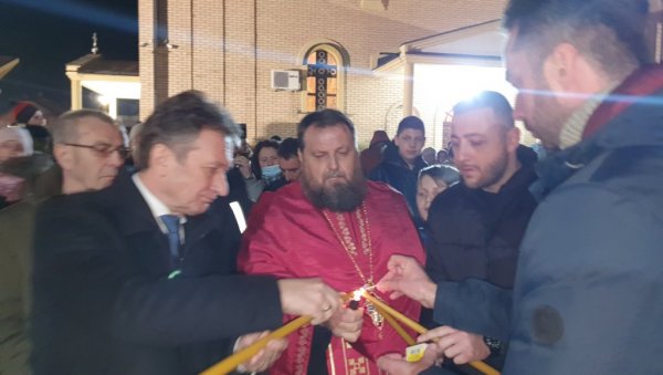 НАЛОЖЕН БАДЊАК У УГЉЕВИКУ: Свечано у храму Свете Петке Параскеве (ФОТО) НАЛОЖЕН БАДЊАК У УГЉЕВИКУ: Свечано у храму Свете Петке Параскеве (ФОТО)