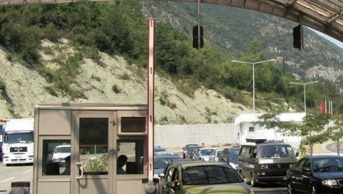 UHAPŠENA PO POTERNICI INTERPOLA BEOGRAD: Žena privedena na granici Crne Gore i Hrvatske UHAPŠENA PO POTERNICI INTERPOLA BEOGRAD: Žena privedena na granici Crne Gore i Hrvatske