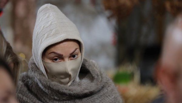 ЦЕЦА СЕ ПРИЧЕСТИЛА: Стигла на литургију у поноћ са Богданом (ФОТО) ЦЕЦА СЕ ПРИЧЕСТИЛА: Стигла на литургију у поноћ са Богданом (ФОТО)