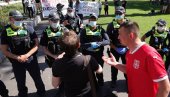 ВРЕЂАЛИ ЂОКОВИЋА ИСПРЕД ХОТЕЛА: Срби полудели, интервенисала полиција (ФОТО) ВРЕЂАЛИ ЂОКОВИЋА ИСПРЕД ХОТЕЛА: Срби полудели, интервенисала полиција (ФОТО)