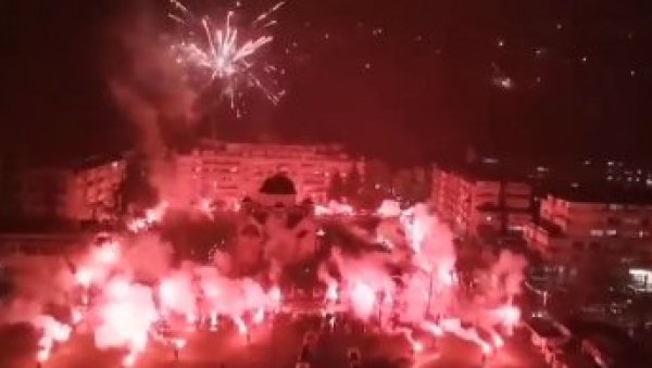 ЦЕО ПРИБОЈ ЈЕ СВЕТЛЕО НА БАДЊЕ ВЕЧЕ: Становници града покрај Лима приредили незабораван спектакл испред цркве ЦЕО ПРИБОЈ ЈЕ СВЕТЛЕО НА БАДЊЕ ВЕЧЕ: Становници града покрај Лима приредили незабораван спектакл испред цркве