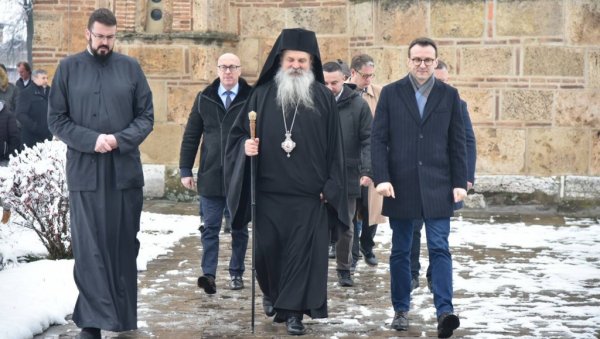 ЧЕСТИТКА ИЗ ПОРТЕ МИЛУТИНОВЕ ГРАЧАНИЦЕ: Петар Петковић за Божић на Косову и Метохији (ФОТО) ЧЕСТИТКА ИЗ ПОРТЕ МИЛУТИНОВЕ ГРАЧАНИЦЕ: Петар Петковић за Божић на Косову и Метохији (ФОТО)